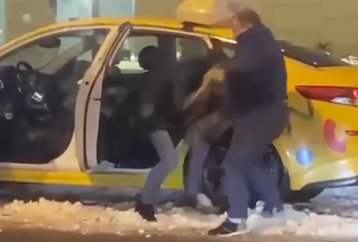 Таксист ударил. Таксист ударил пассажирку. Драка с таксистом в Москве. Таксист выкинул пассажирку из машины.