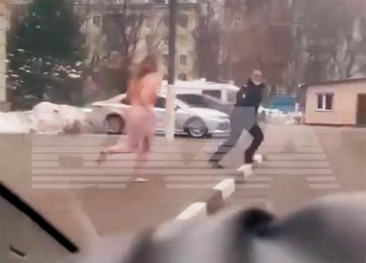 Голая женщина напала на полицейского в Москве - Мослента