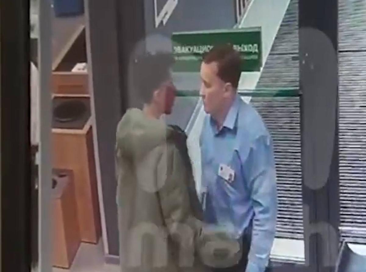 Мужик напал на девушку. В чертаново нападают на девушек. В чертаново нападают на девушек. В чертаново нападают на девушек. Женщина избила девочку подростка.