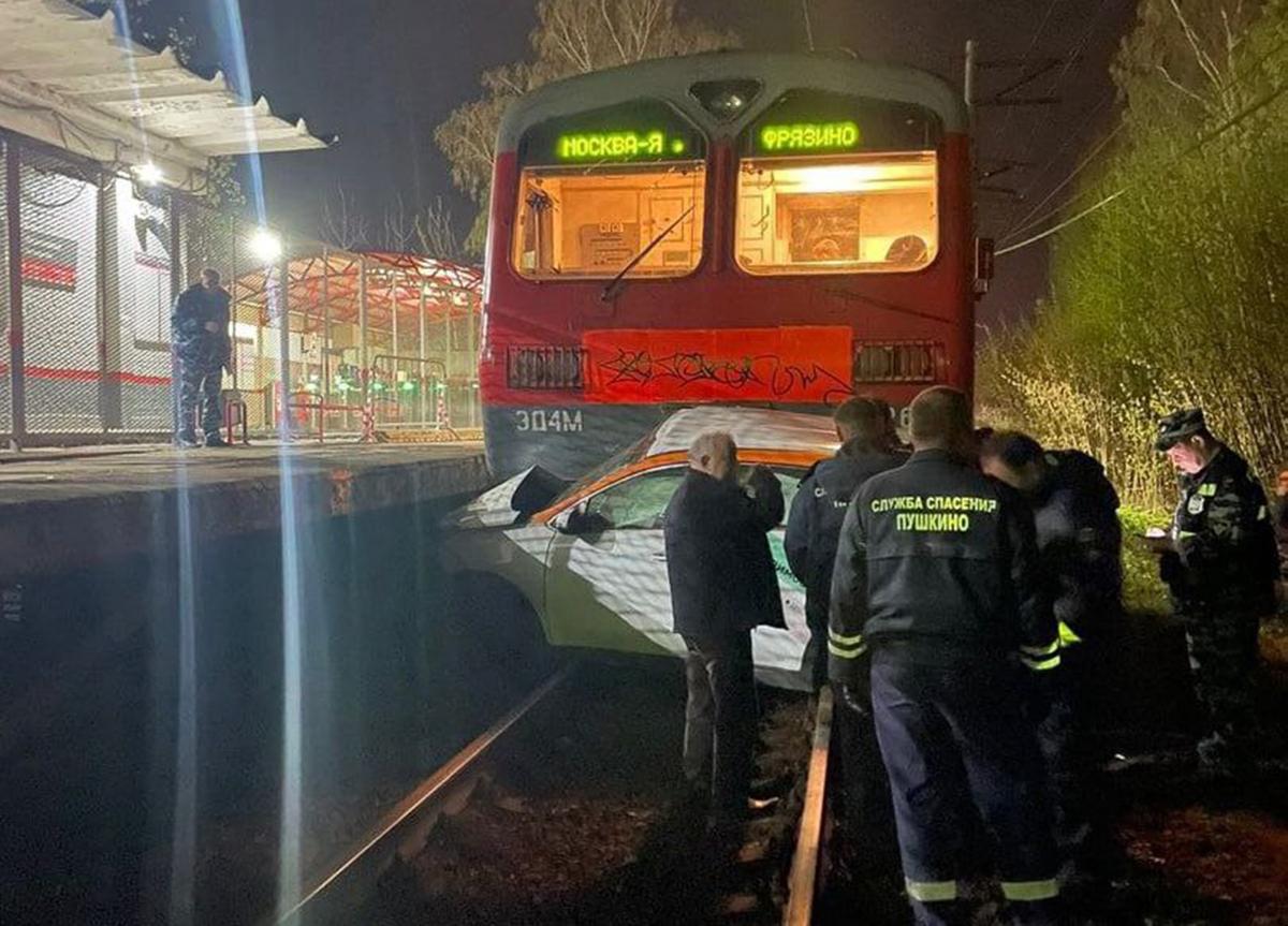 Электричка врезалась в автомобиль на переезде в Подмосковье - Мослента