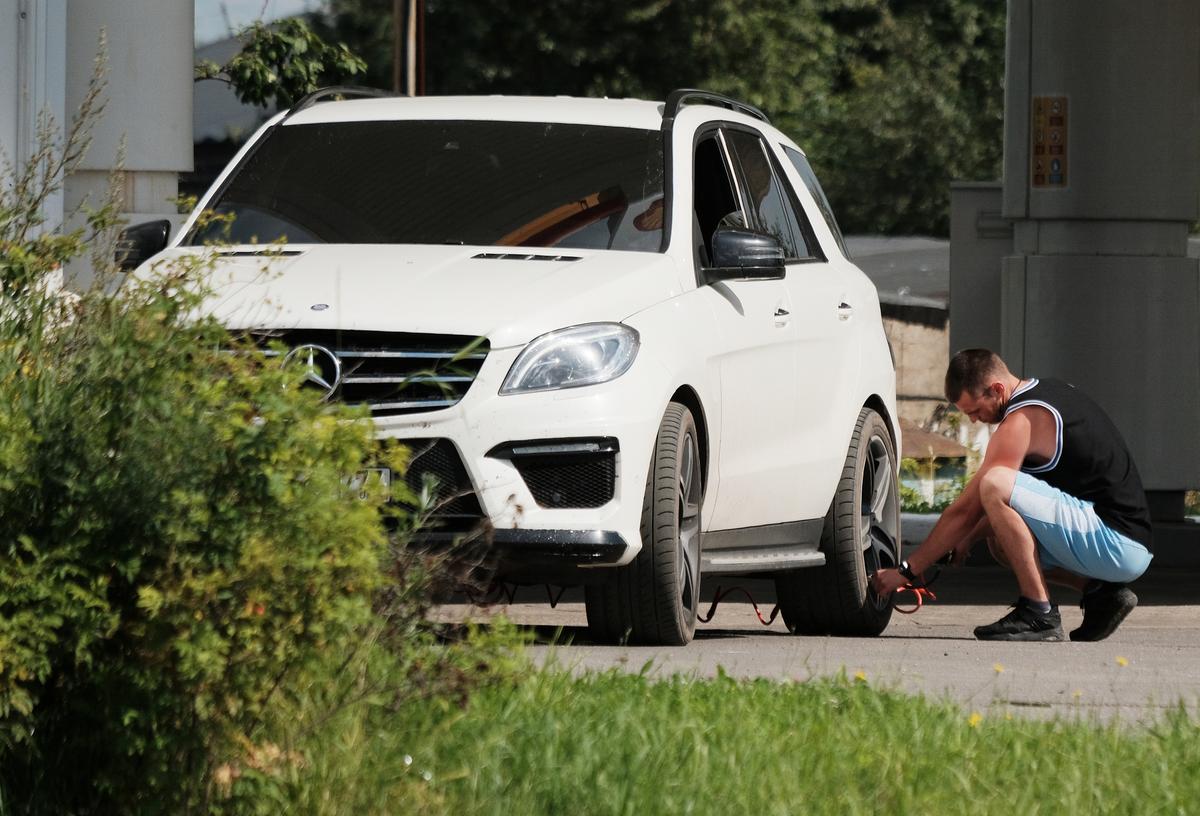 Названы самые популярные цвета московских автомобилей - Мослента