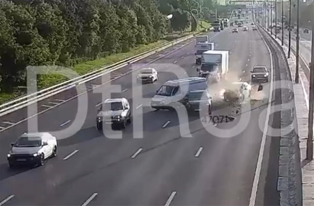 Массовая автоавария с гибелью человека в Москве попала на видео - Мослента