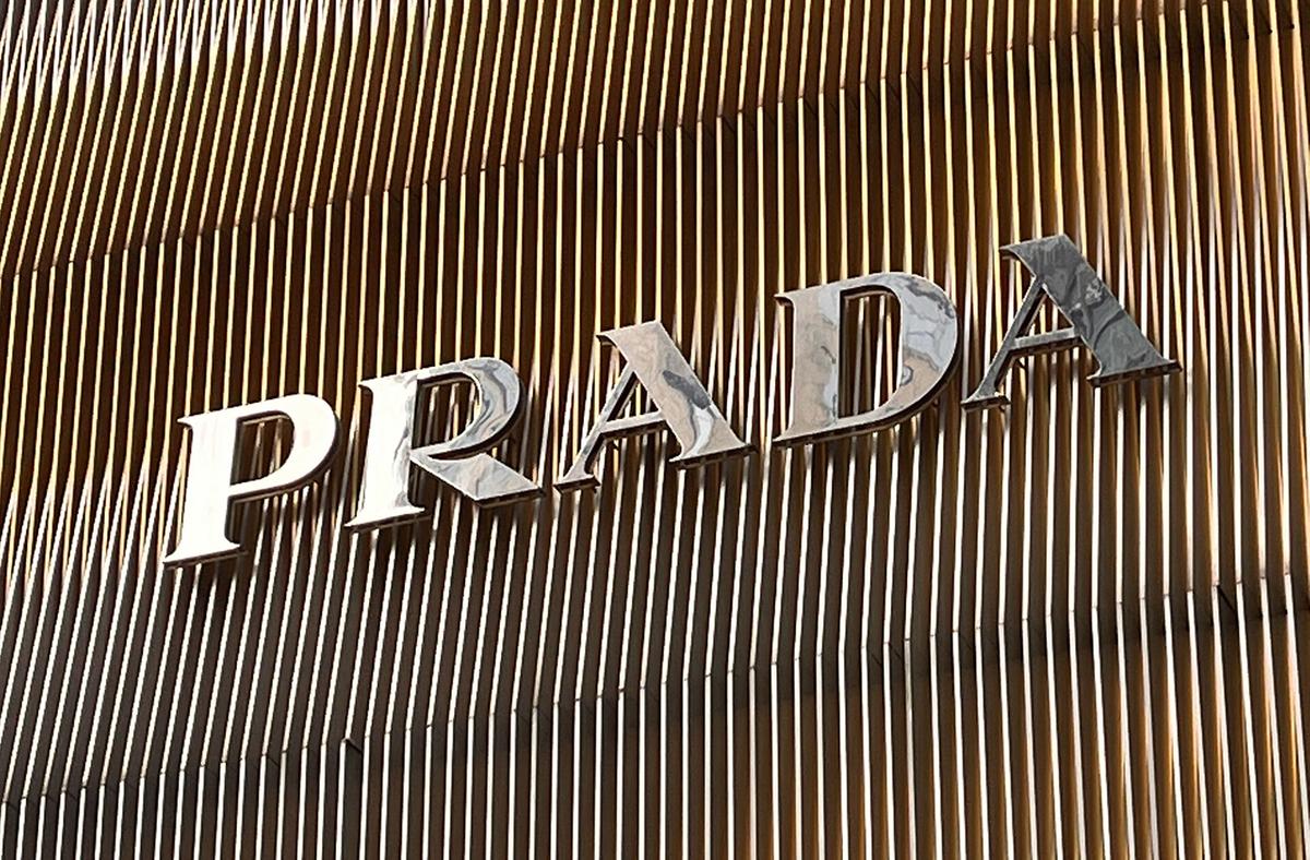 Москвичка подала в суд на магазин Prada из-за затяжек на новом платье -  Мослента