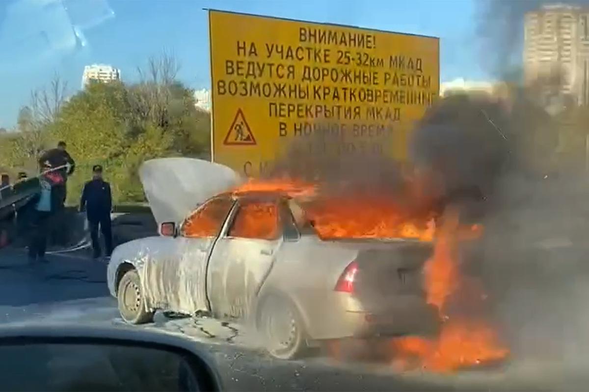 Охваченный огнем отечественный автомобиль на МКАД попал на видео - Мослента