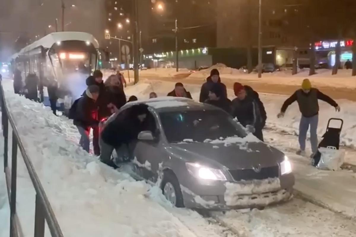 Москвичи вытолкнули застрявшее на трамвайных путях авто и попали на видео -  Мослента