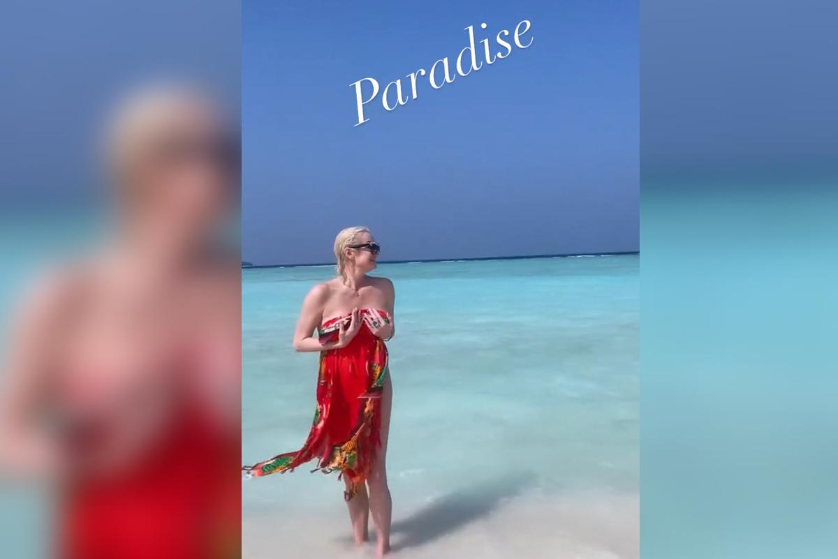 Очаровательная женщина позирует в бикини на пляже