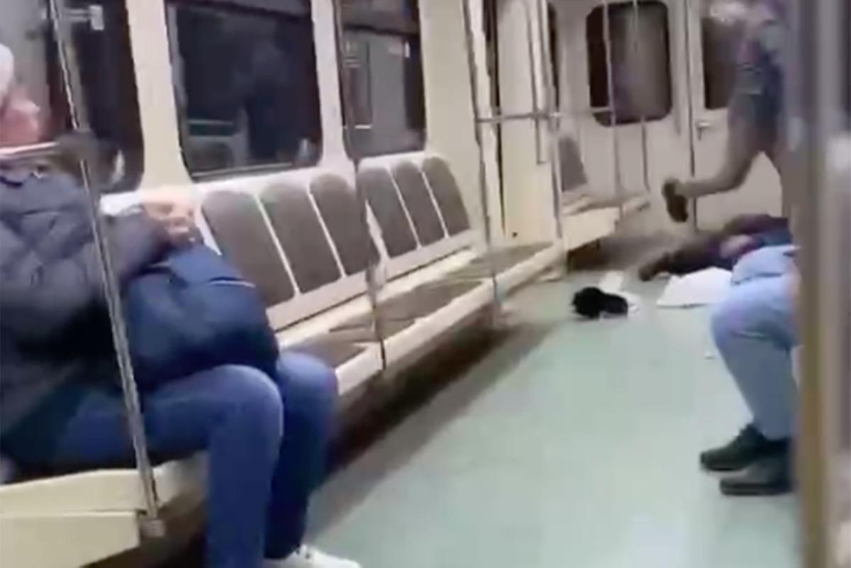 Настоящий публичный секс с незнакомцем в переполненном метро.