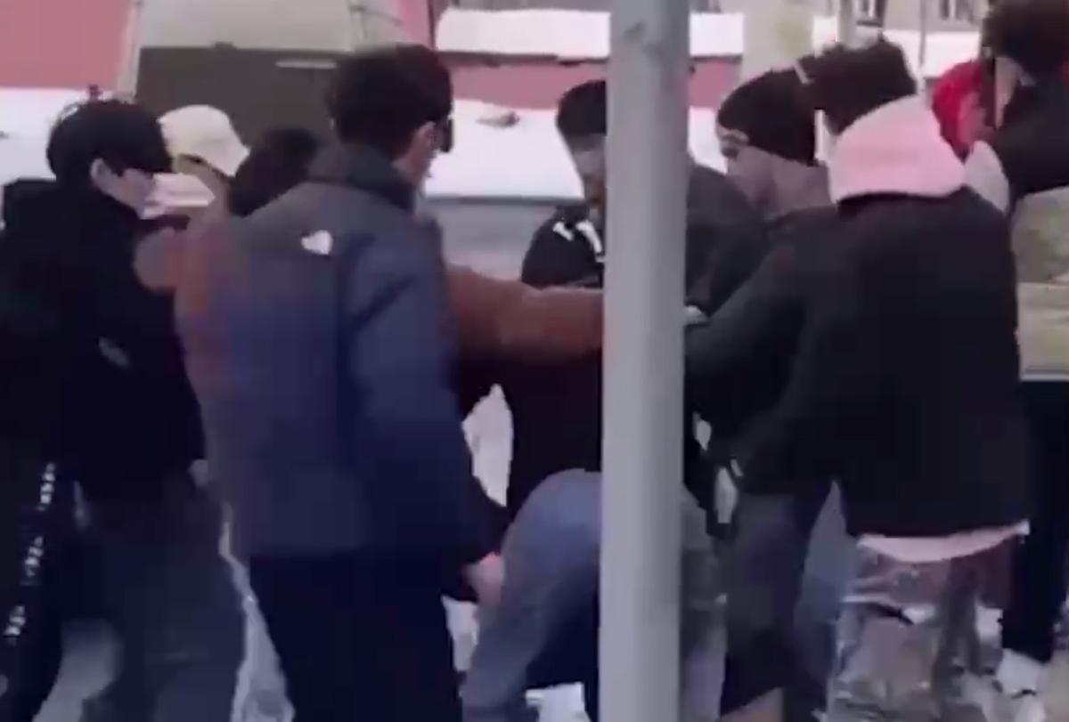 Нападение толпы на подростка на юге Москвы попало на видео - Мослента