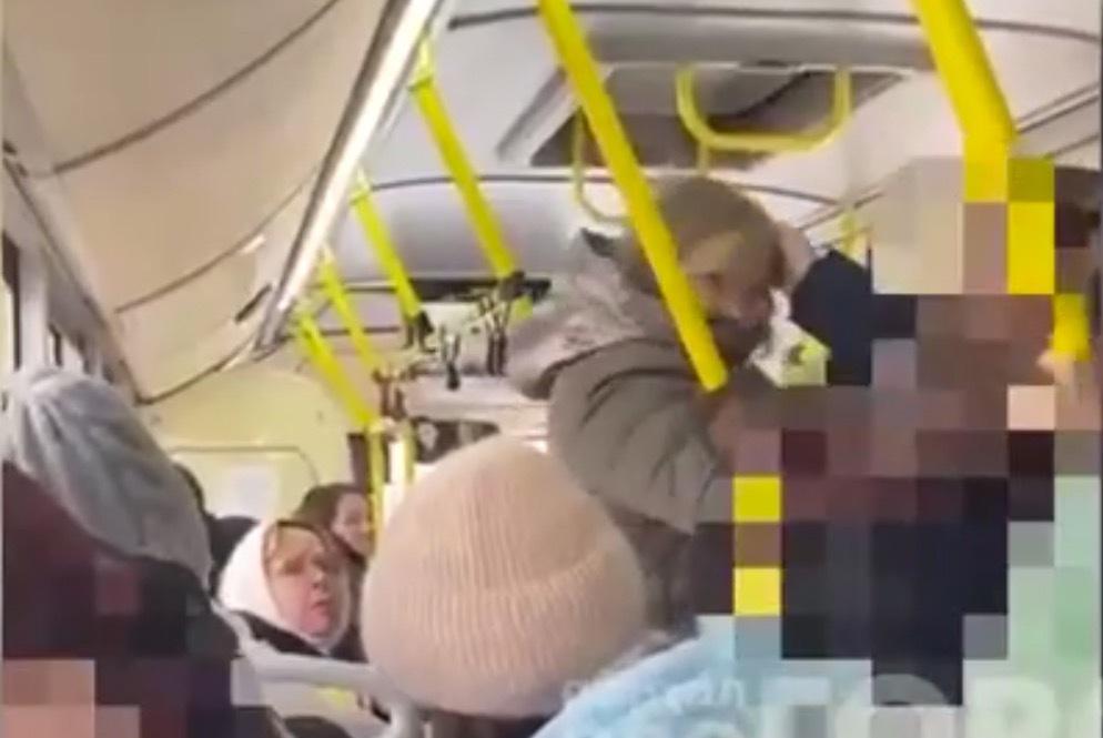 В Оренбурге автобус насмерть задавил женщину-кондуктора (видео)