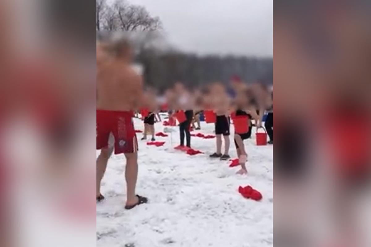 Массовое обливание водой на улице в Подмосковье попало на видео - Мослента