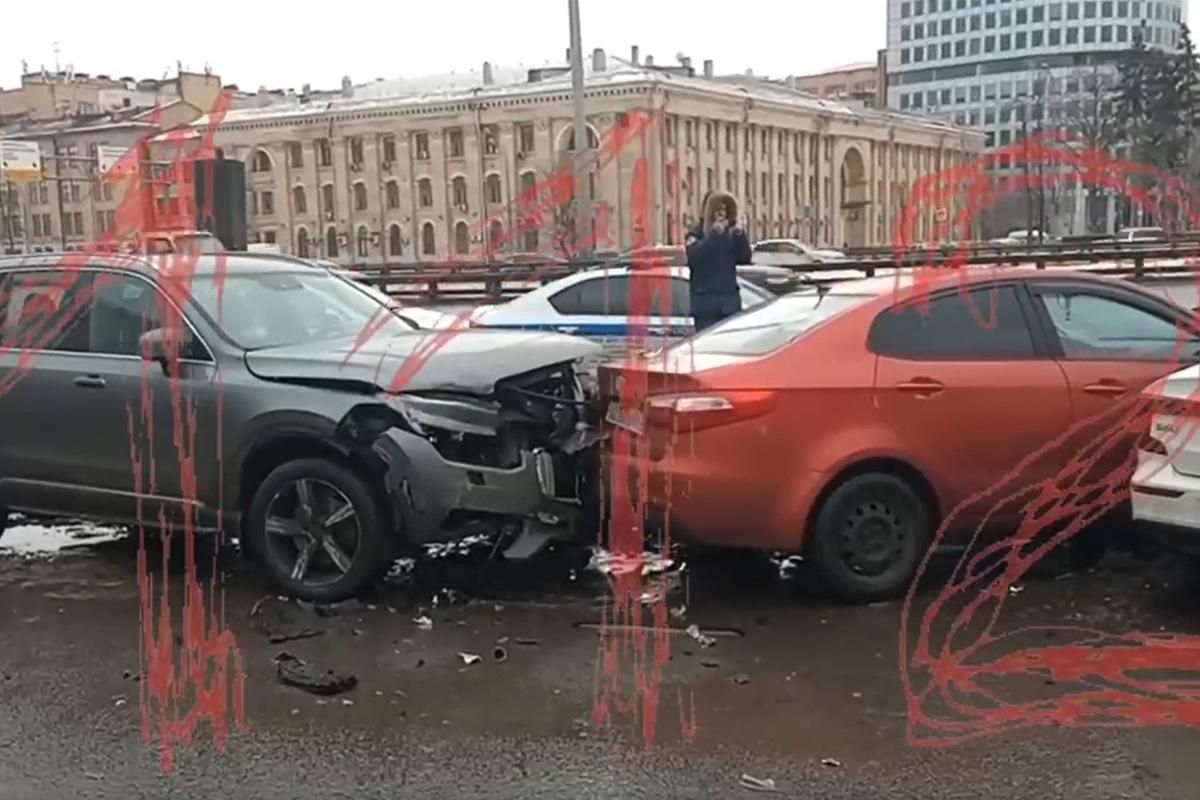 Массовое ДТП на парковке в Москве попало на видео - Мослента