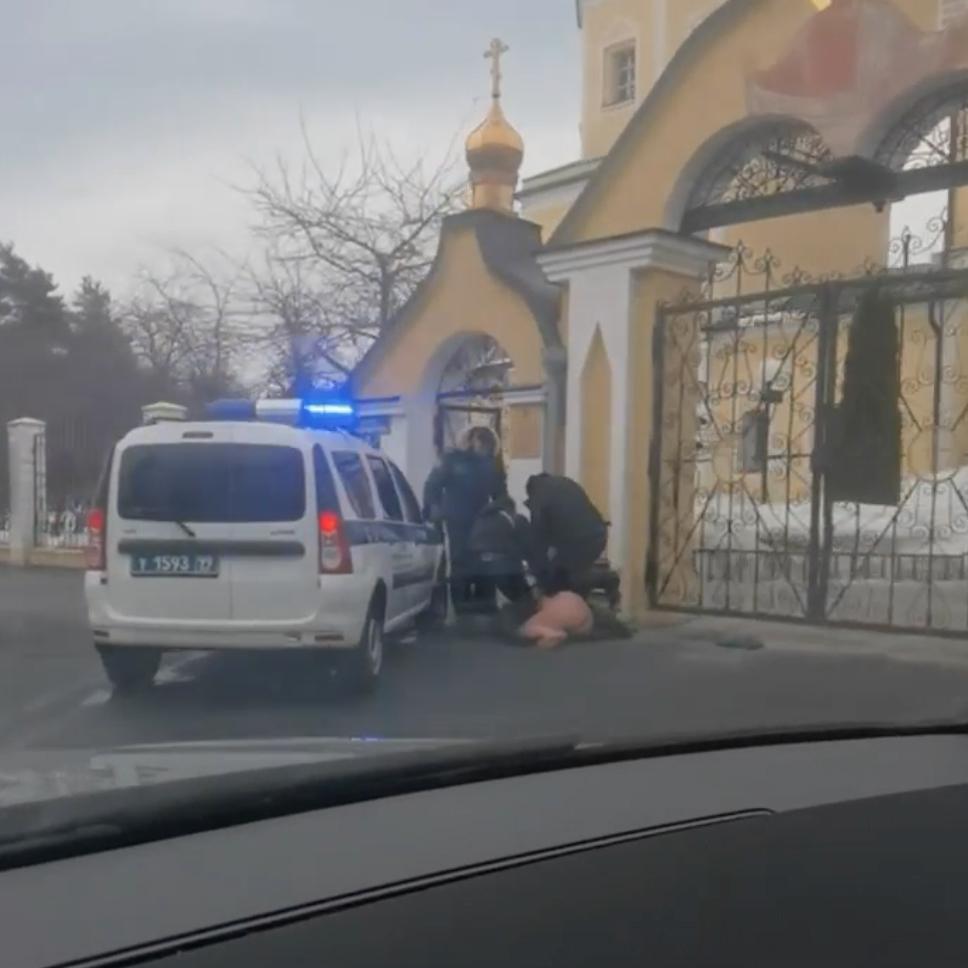 В Москве возле храма сняли на видео задержание голого мужчины - Мослента