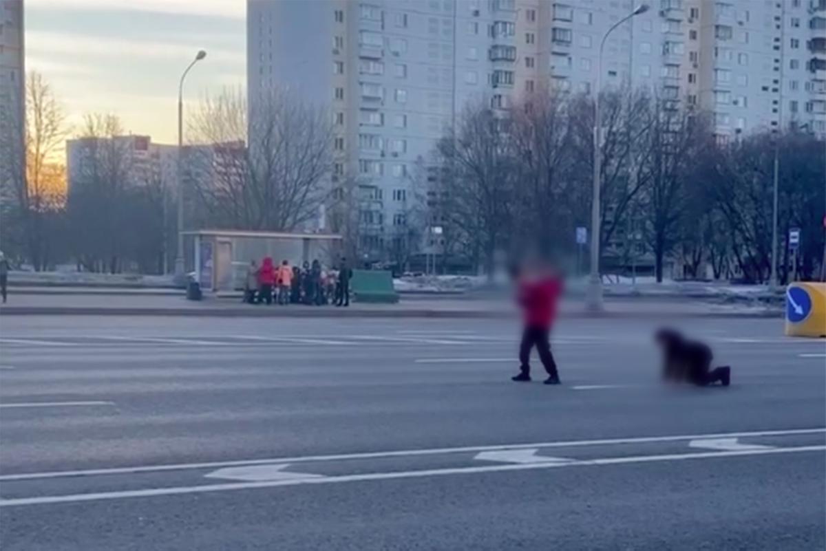 Опасные развлечения детей на полосе движения шоссе в Москве попали на видео  - Мослента