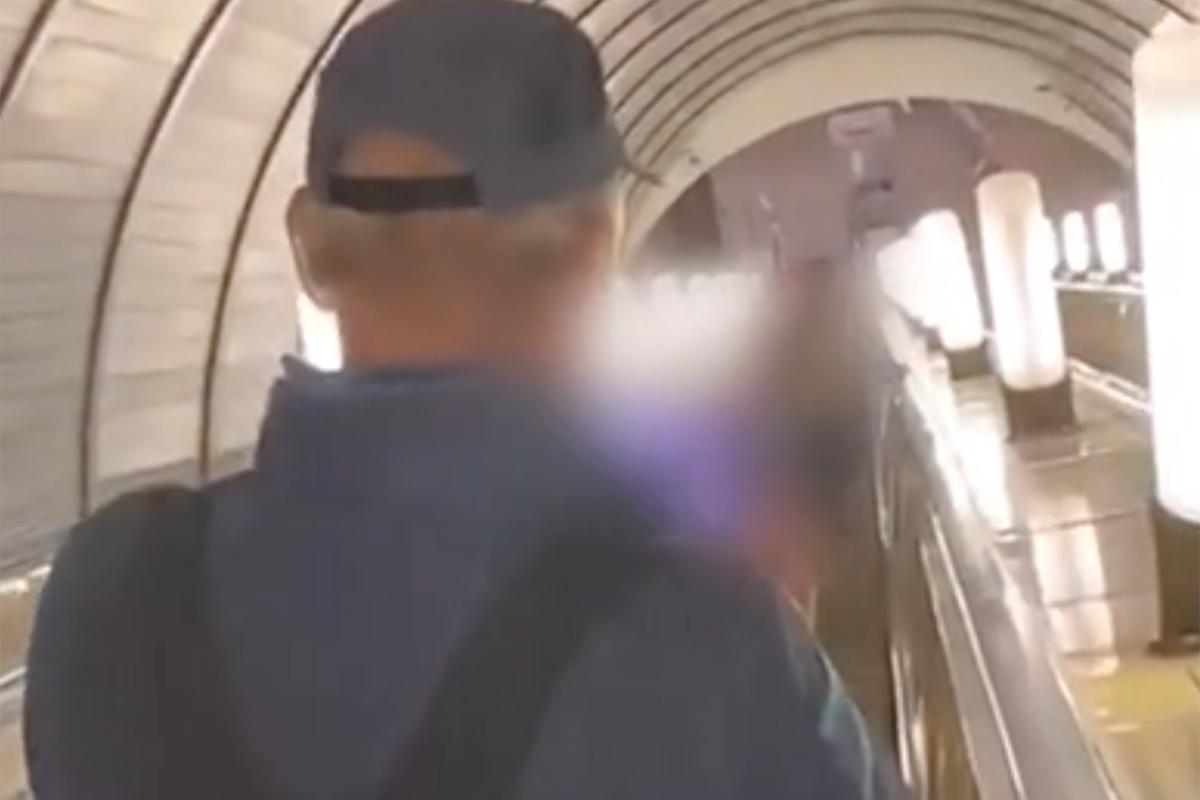 Пользователей сети разозлило поведение смотрящего порно в метро мужчины -  Мослента