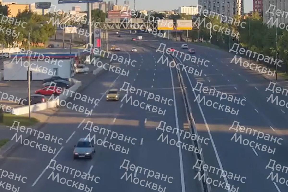 Лобовое столкновение авто и такси на ТТК в Москве попало на видео - Мослента