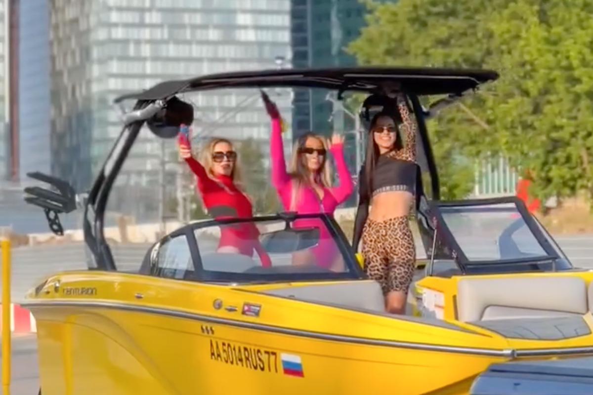 Девушки в спортивных боди в яхте возле «Москва-Сити» попали на видео -  Мослента