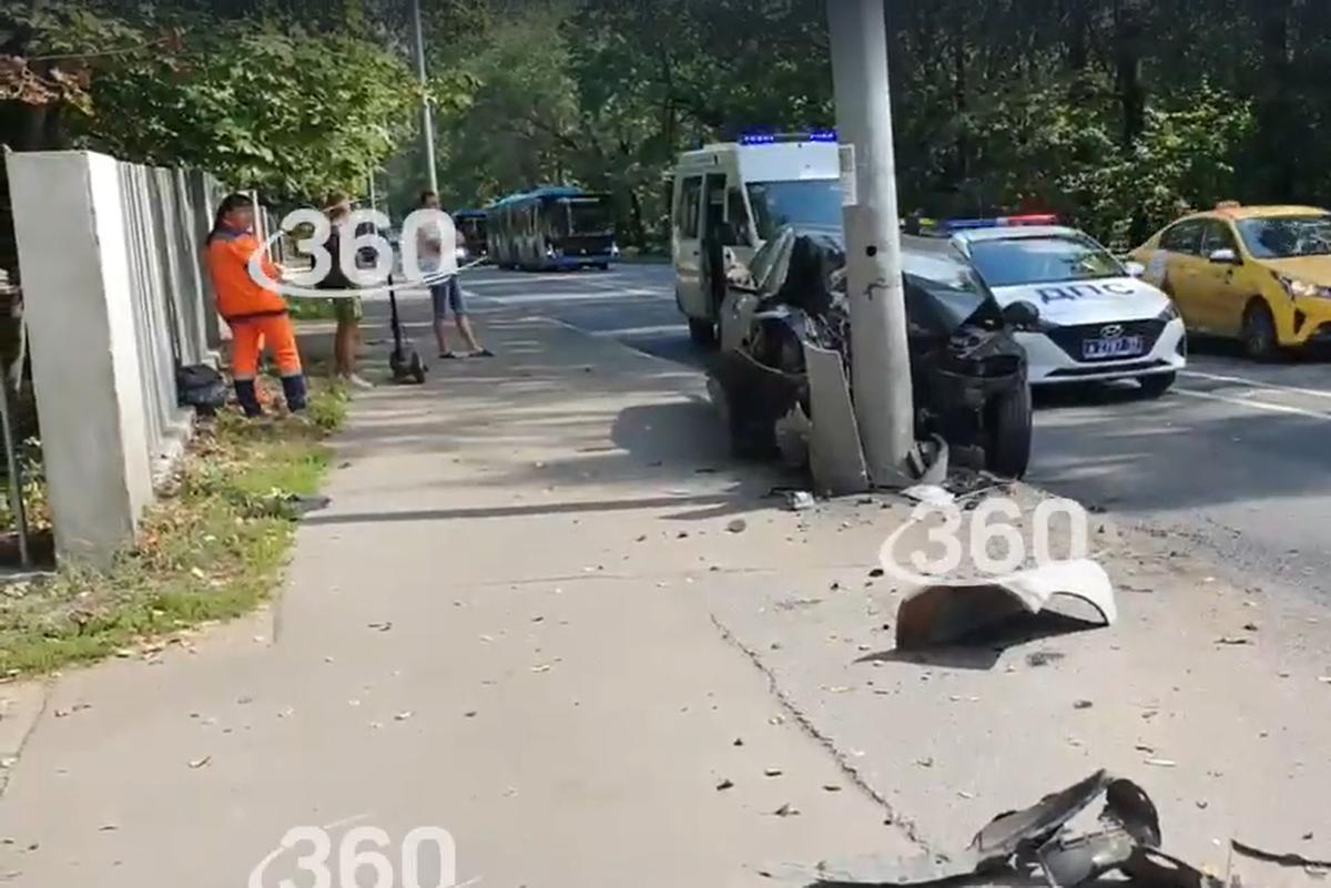 Последствия жесткой аварии на северо-востоке Москвы попали на видео -  Мослента