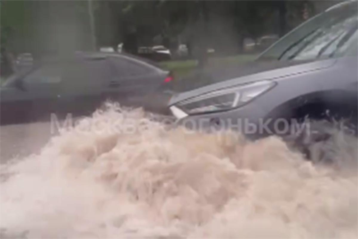 Потоп на проезжей части в Москве попал на видео - Мослента