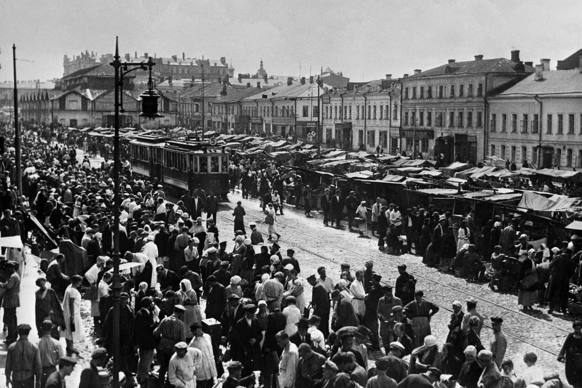 Горы награбленного запрудили площадь, и хлынула Москва на невиданный  рынок». Где, как и чем торговали в столице - Мослента