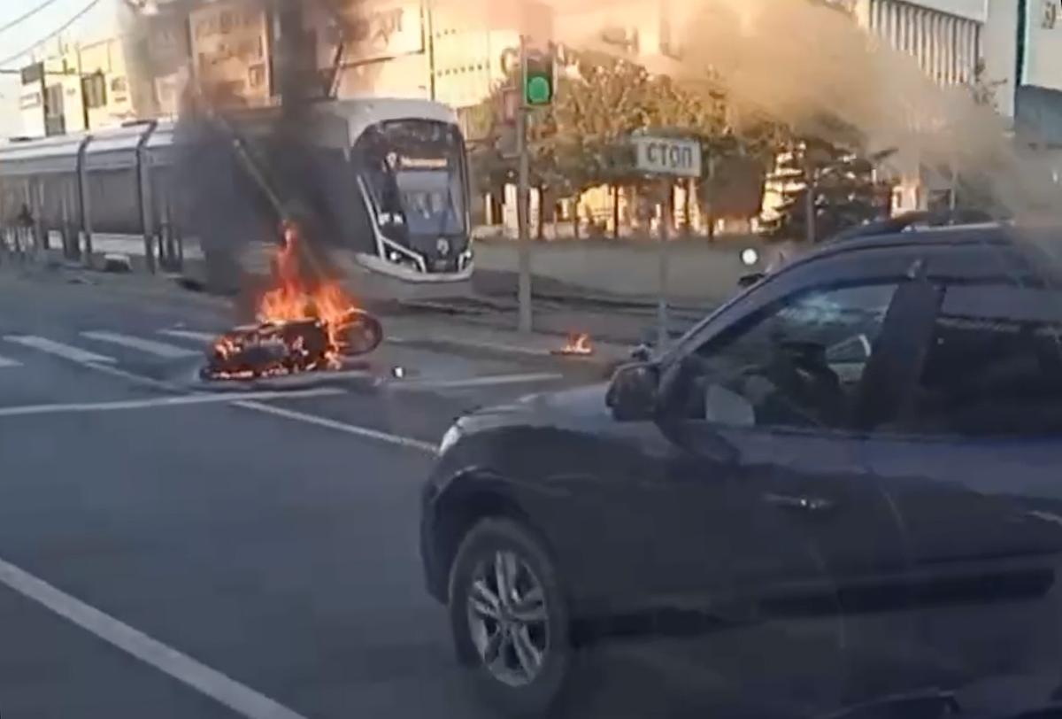 Пробка из зевак-автомобилистов у горящего мотоцикла попала на видео в  Москве - Мослента