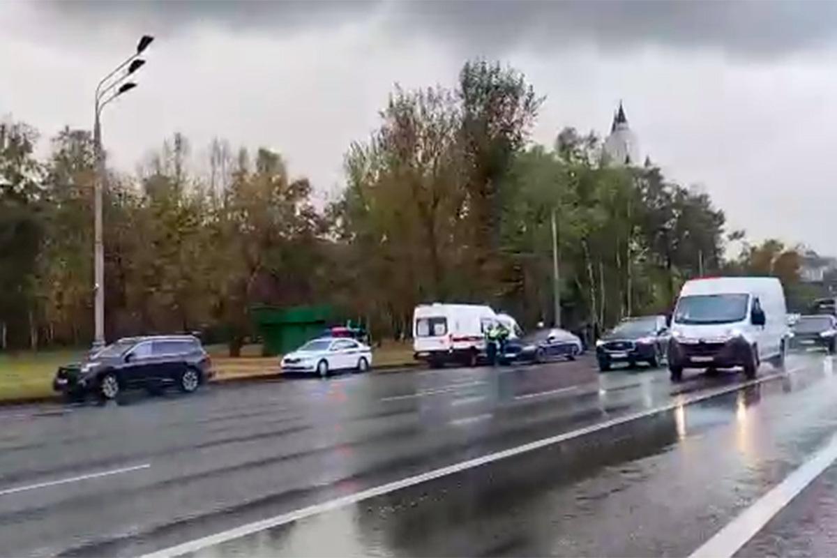 Последствия ДТП с участием восьми автомобилей в Москве попали на видео -  Мослента