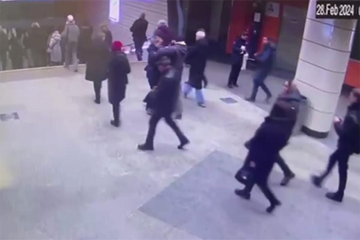 Пассажир ударил контролера в московском метро и попал на видео - Мослента