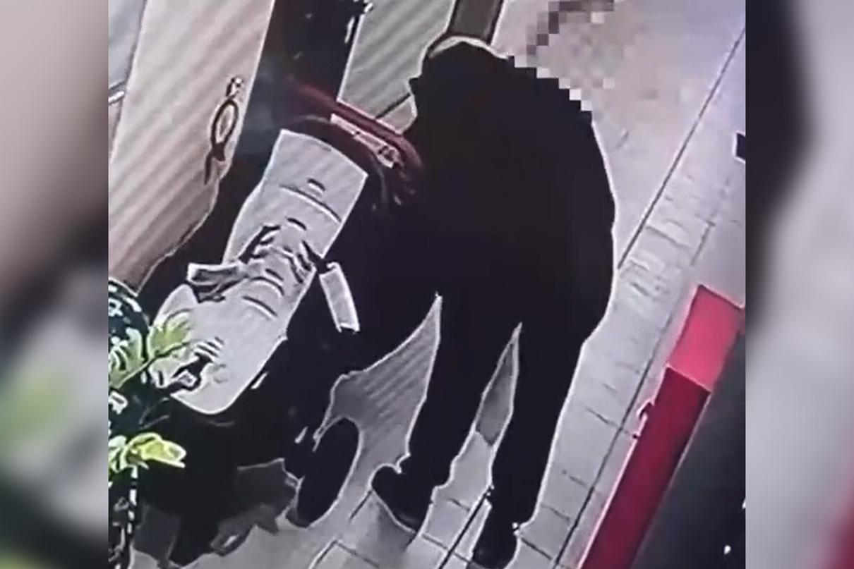 Похититель кроссовок жителей многоквартирного дома попал на видео