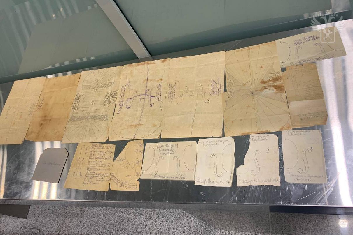 Россиянин захотел вывезти из Москвы чертежи скрипок Страдивари и попался