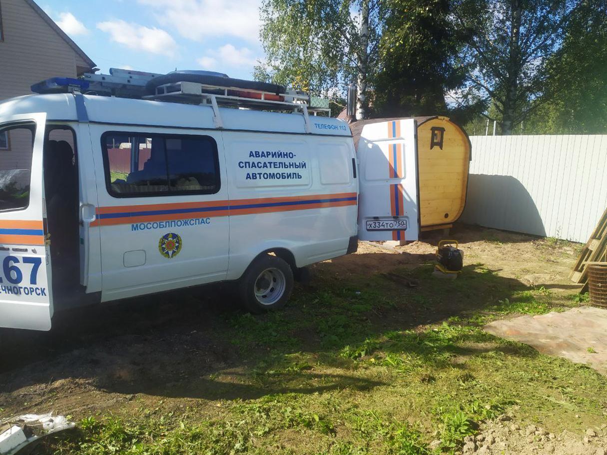 Житель Подмосковья приподнял и уронил на ногу двухтонную баню