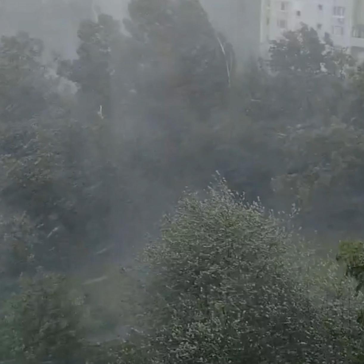 Новую волну интенсивных осадков записали на видео в Москве