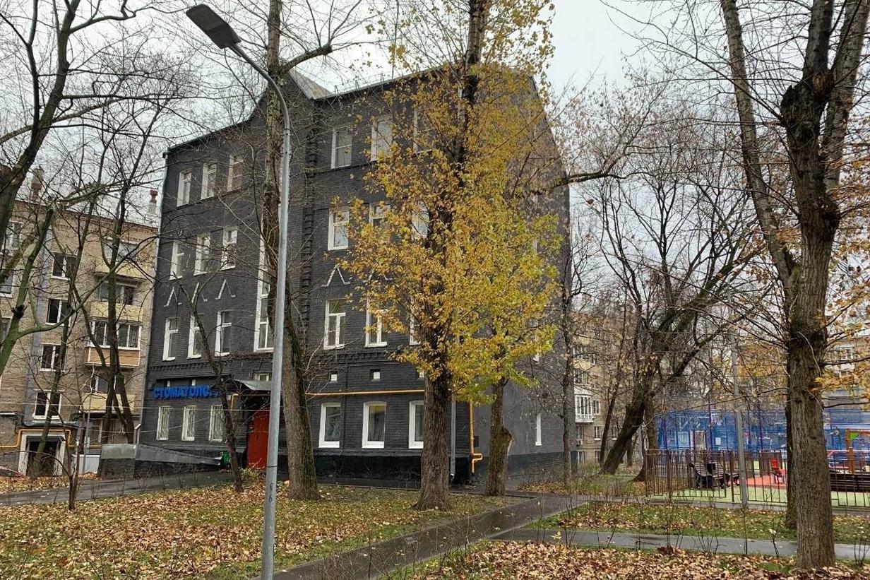 Москвичам объяснили появление «черного-черного» дома в столице
