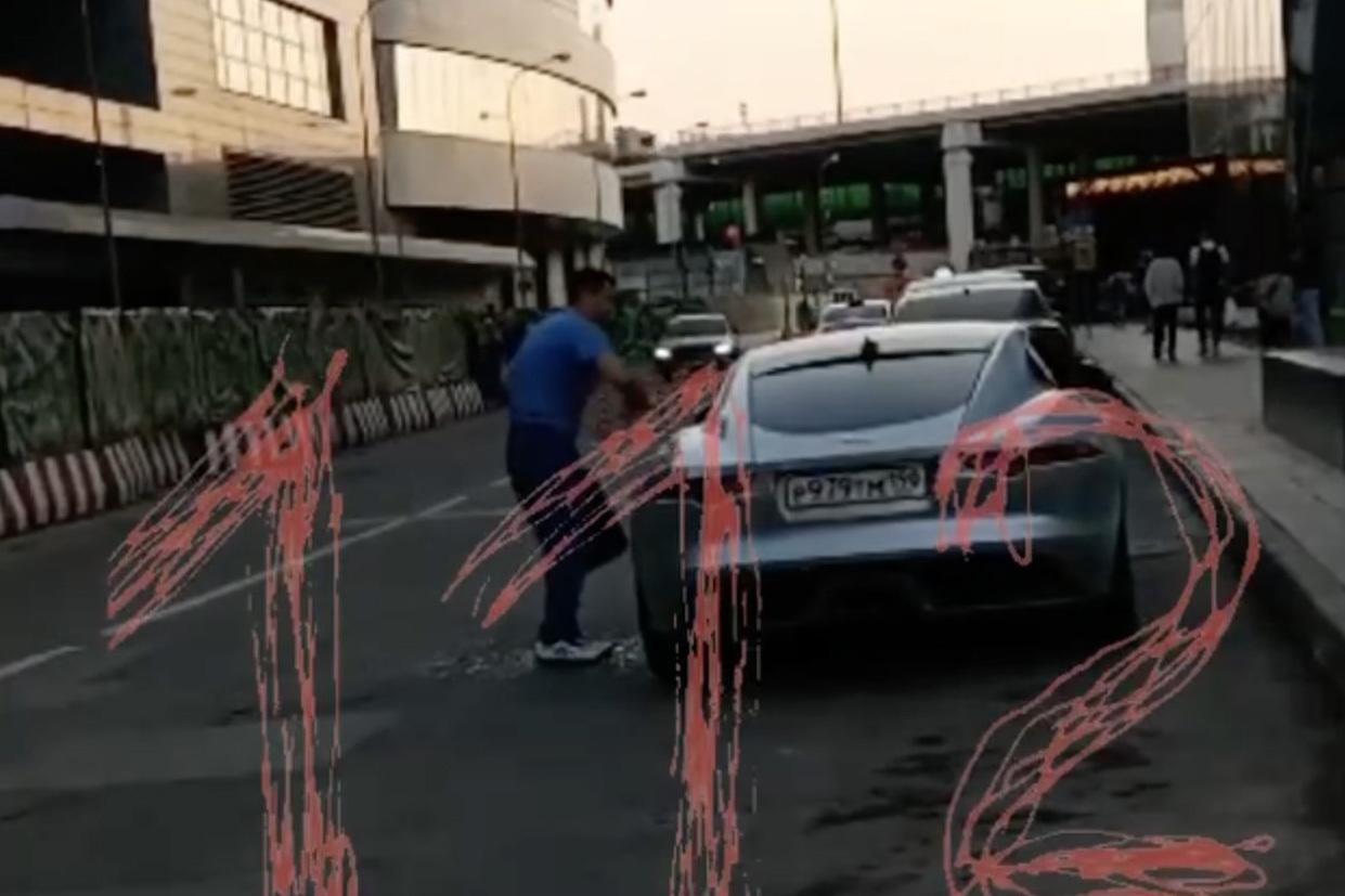 Мужчина бросил гранату в автомобиль Jaguar в Москве