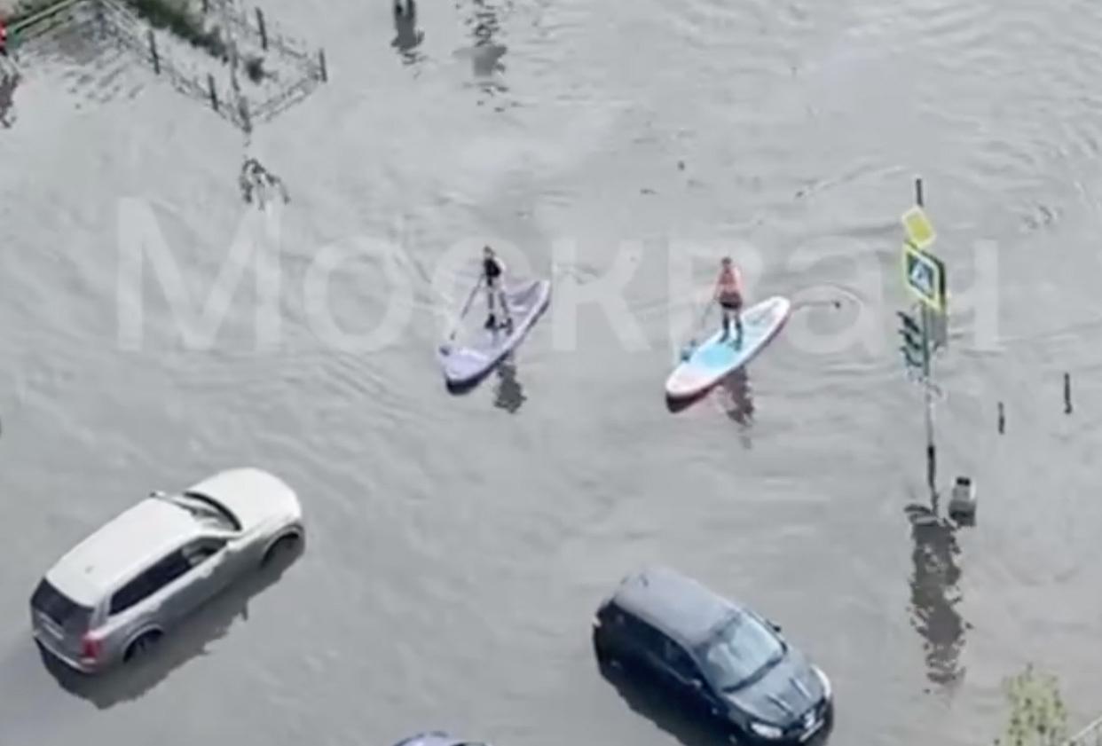 Москвички проплыли по затопленным улицам на сап-бордах и попали на видео