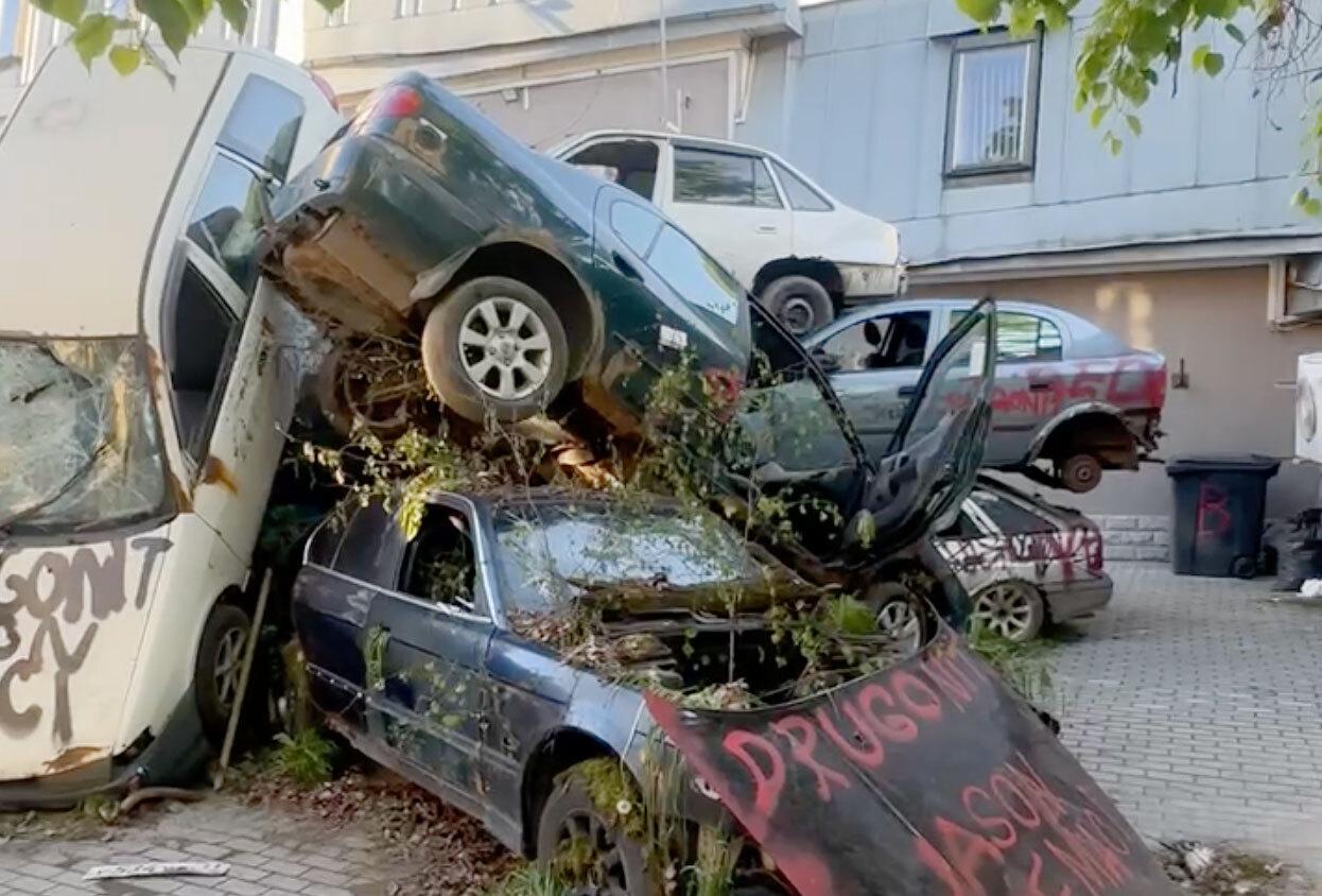 В центре Москвы внезапно возникла груда разбитых машин. Что это вообще такое?