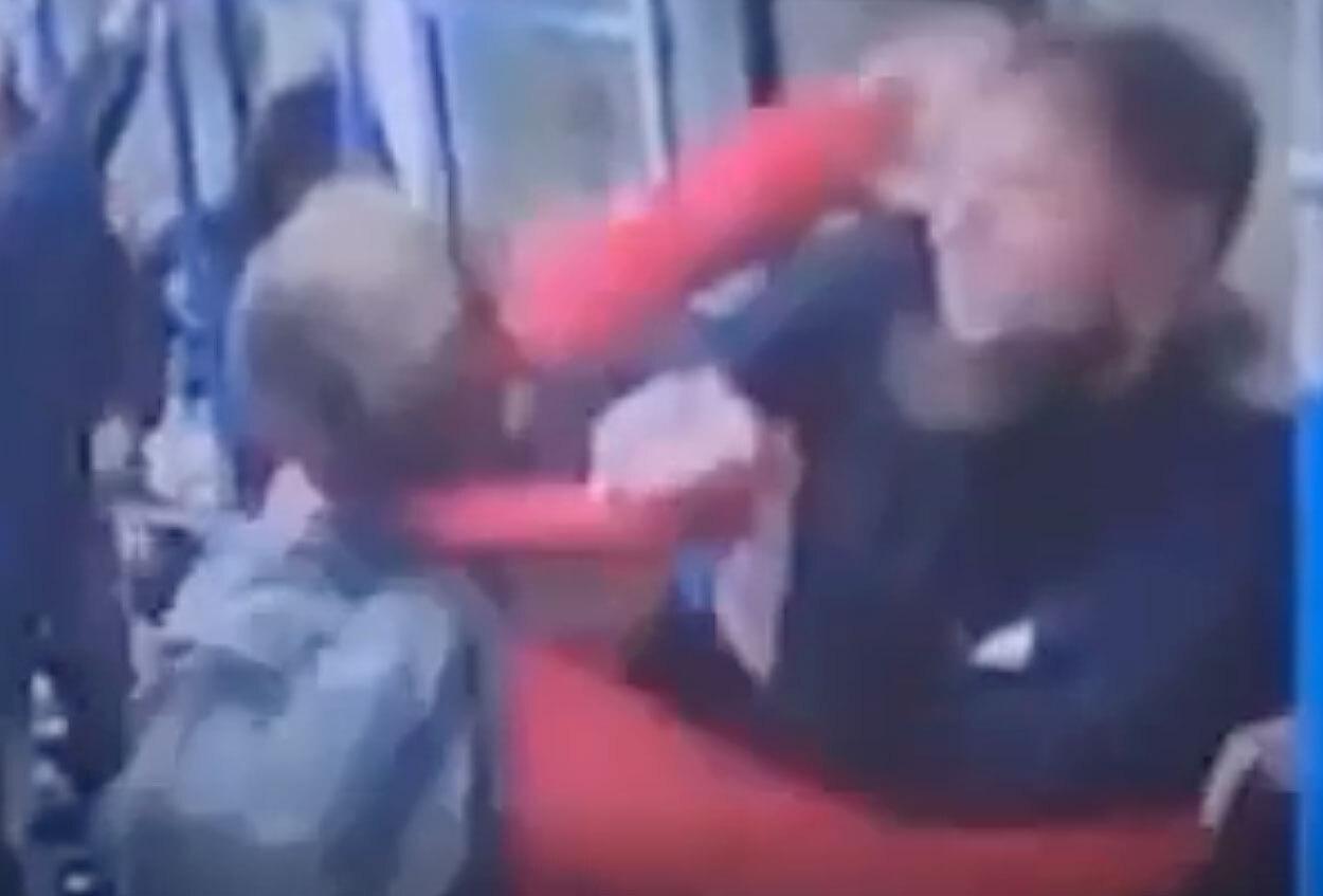 Драка мужчин в московском метро попала на видео