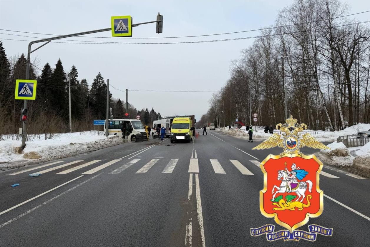 Под Москвой столкнулись маршрутка и грузовик