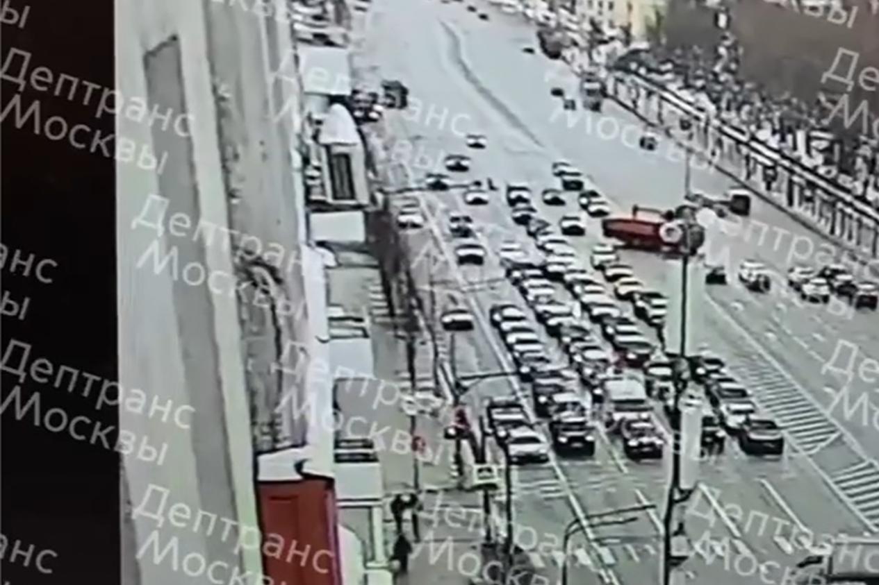 Восемь человек пострадали при столкновении автобуса и грузовика в центре Москвы