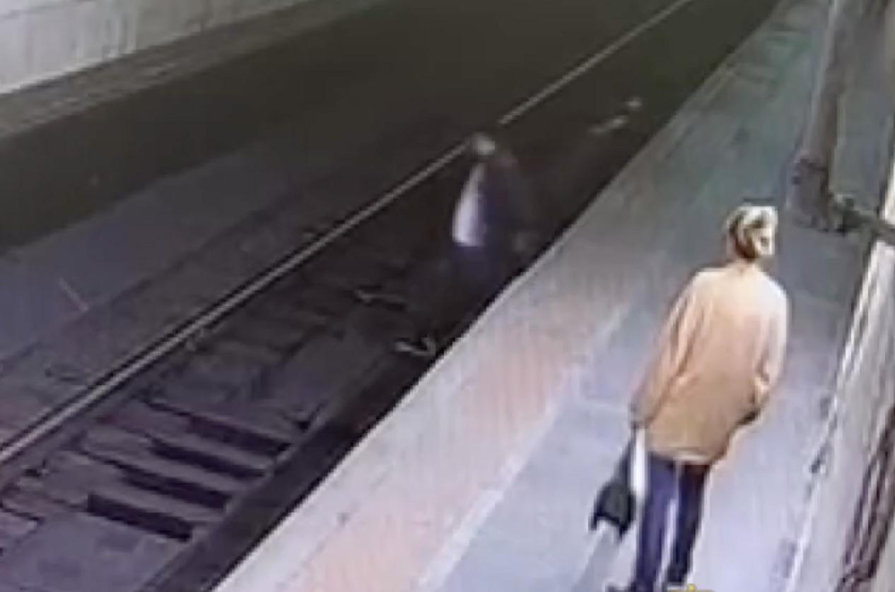 Пьяный пассажир московского метро спрыгнул на пути ради селфи и попал на видео