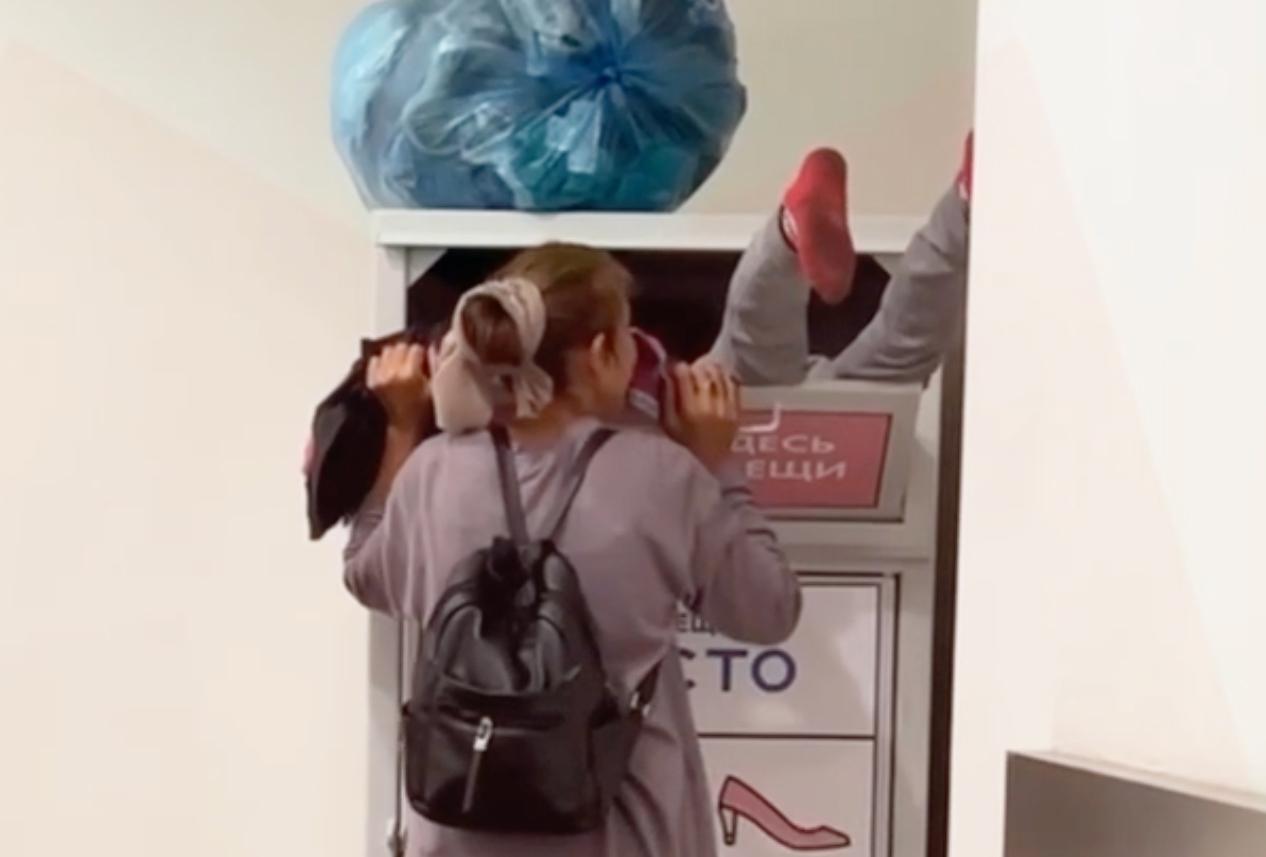 Женщина засунула ребенка в благотворительный ящик для вещей и попала на видео