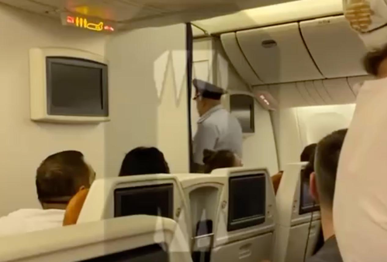 Мужчина устроил дебош на рейсе Москва — Ташкент и попал на видео