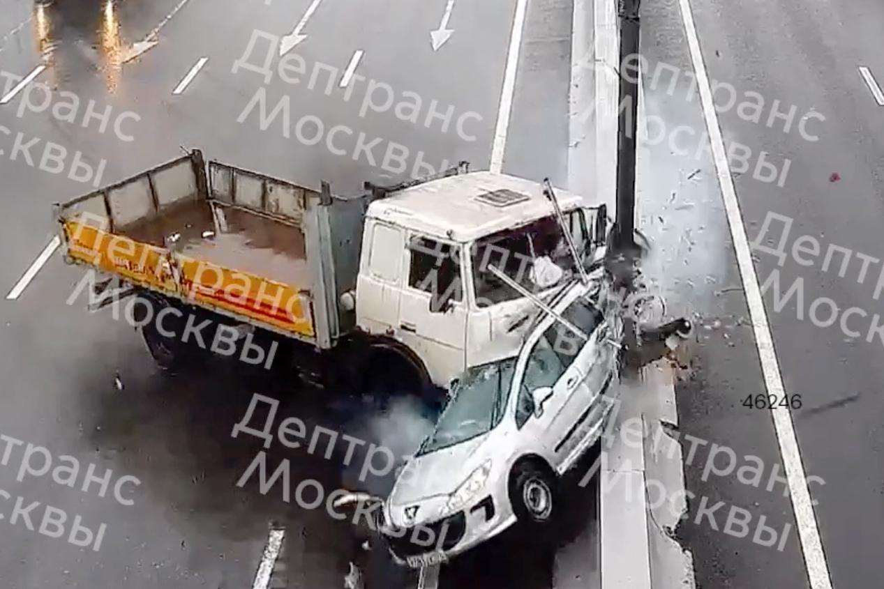 Жесткое ДТП на МКАД попало на видео