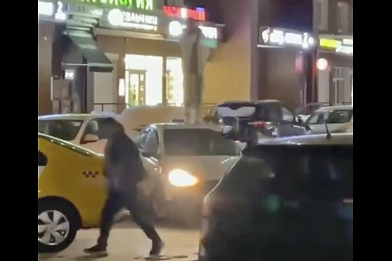 Забравшаяся на крышу такси россиянка развеселила пользователей сети