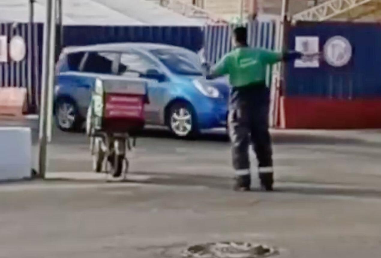 Московский курьер попал на видео и впечатлил россиян. На одном из столичных перекрестков он выполнял не свою работу