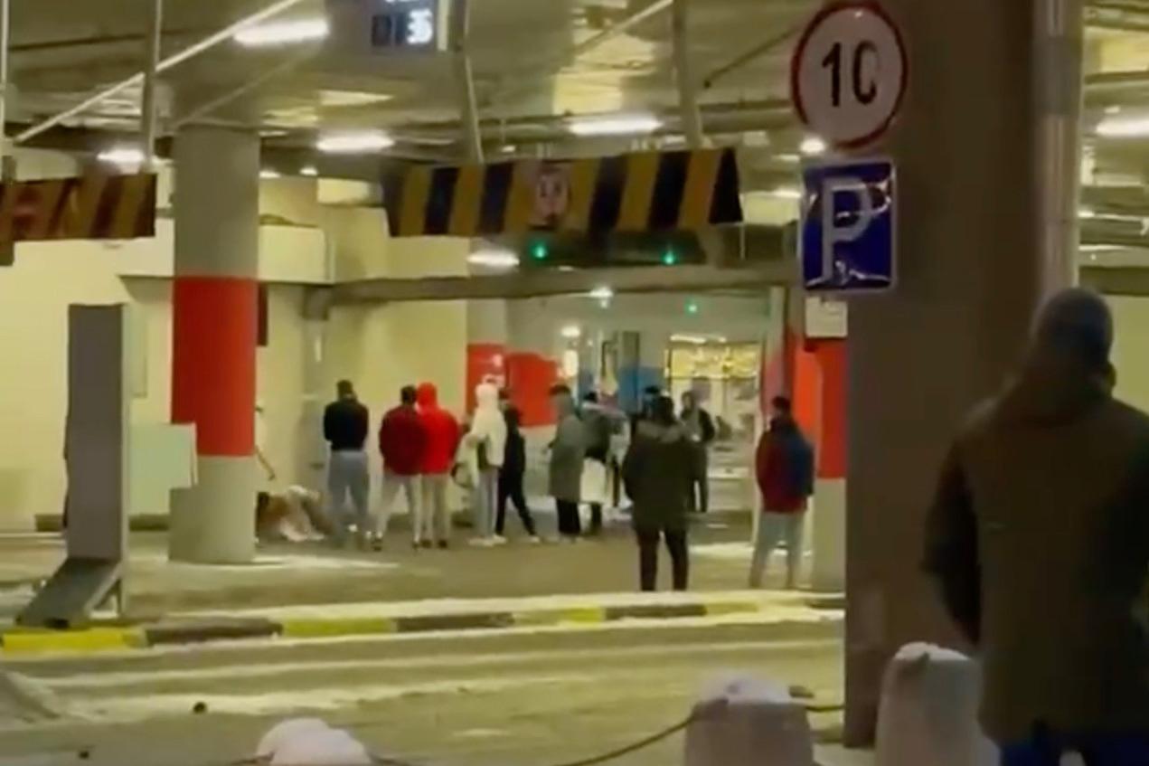 На парковке московского ТЦ произошла драка приезжих