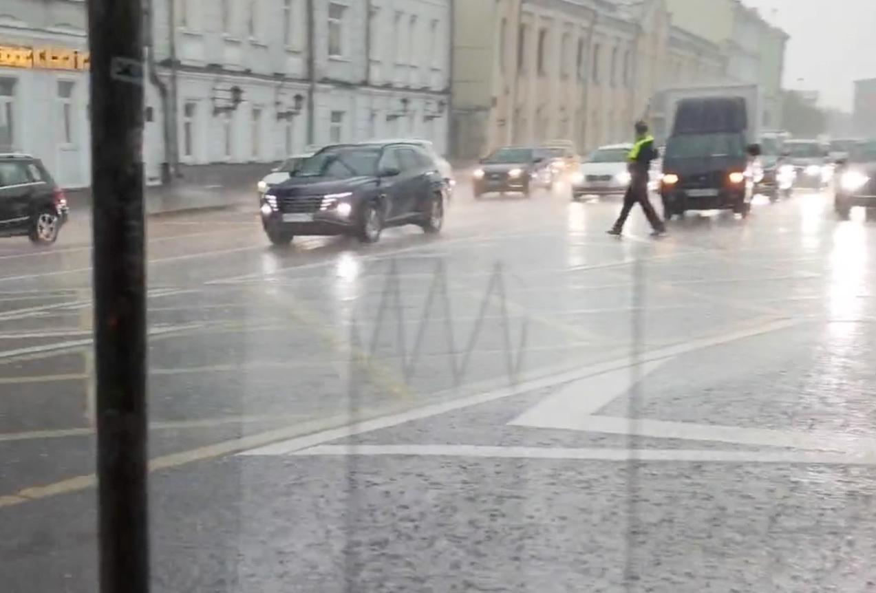 Потоп на проезжей части в центре Москвы попал на видео