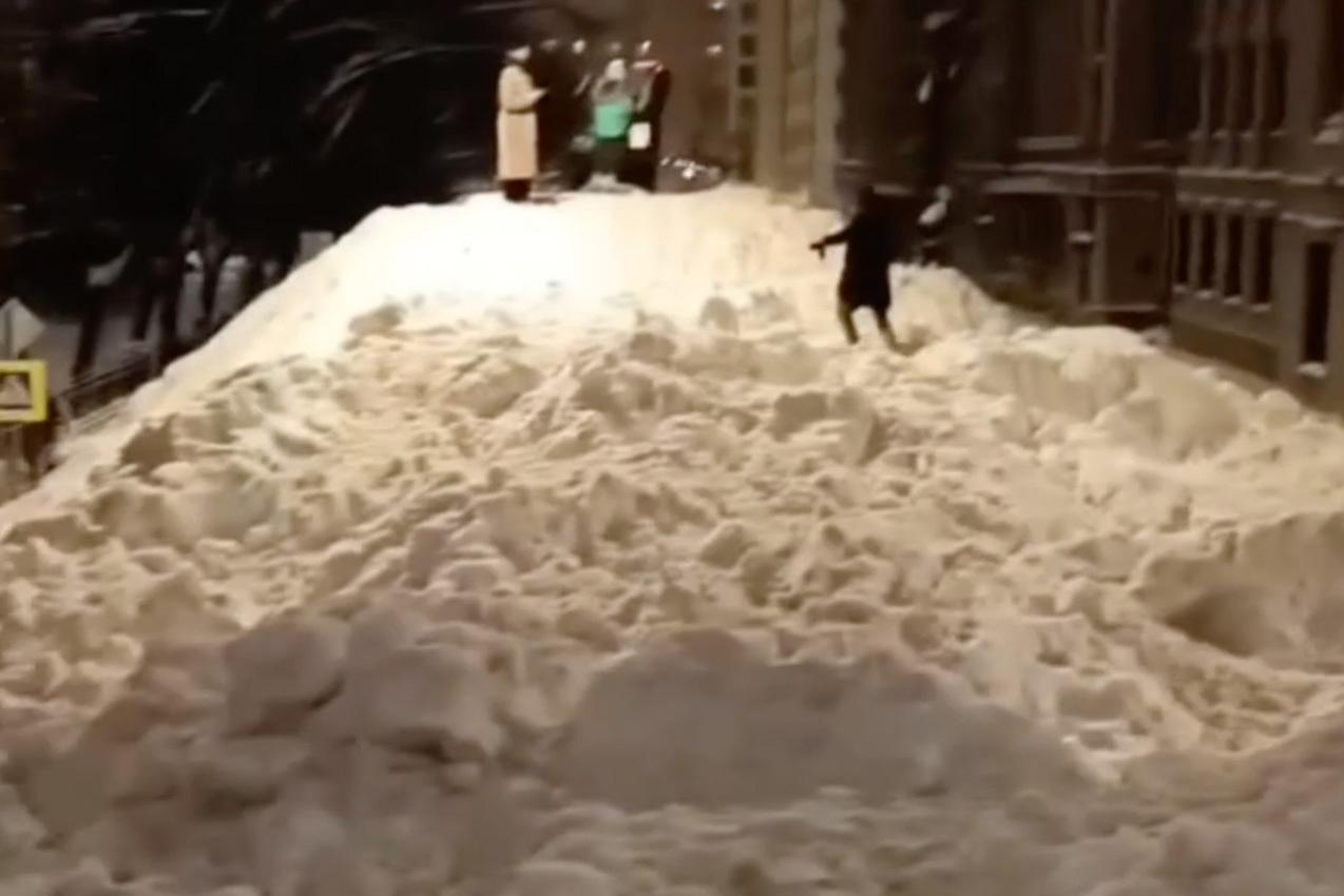 В центре Москвы нашли царь-сугроб