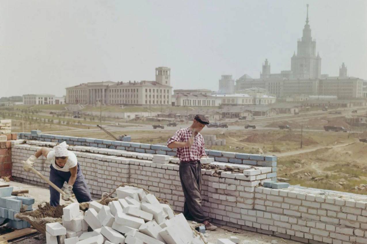 Россияне объяснили тяжелый труд советских женщин