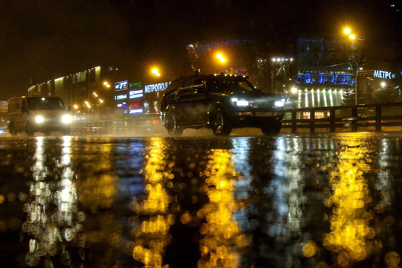 Сегодня ночь дождь есть. Москва ночь дождь. Дождь в Москве. Гроза в Москве. Ливень машина.