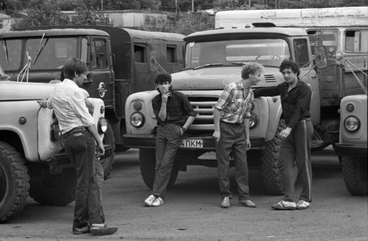 Советское фото напомнило россиянам о массовых пьянках на заводах в СССР