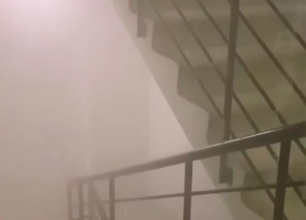 Более десяти этажей жилого дома в Подмосковье залило кипятком